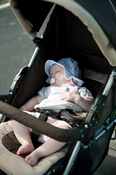 Спящий ребенок в коляске Лицензионные Стоковые Изображения