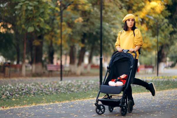 Модная Мама Гуляющая Младенцем Парке Лицензионные Стоковые Изображения