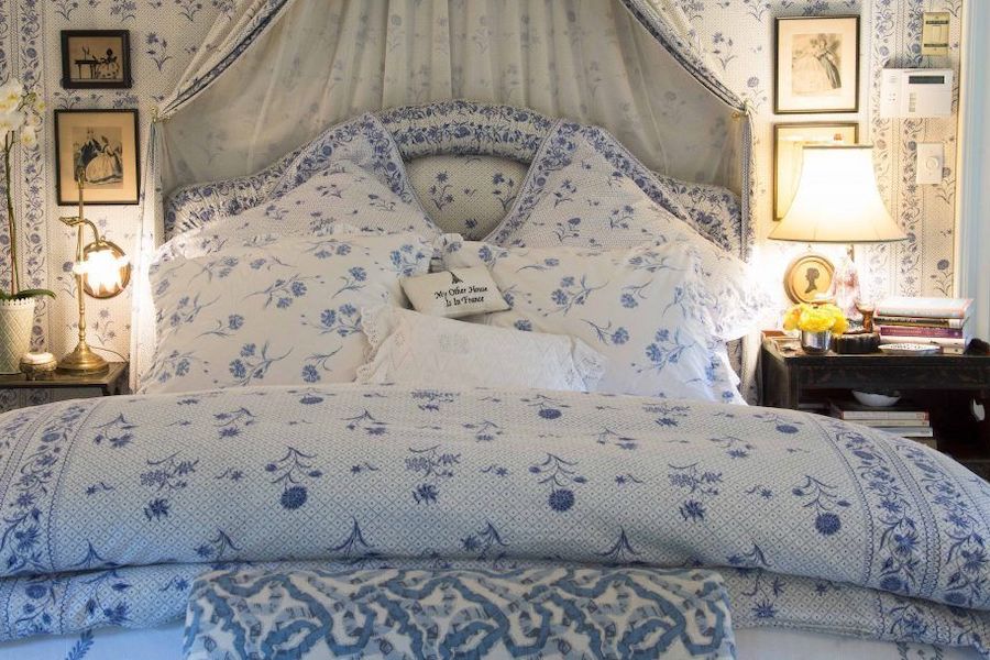 Ситцевое постельное белье в спальне в стиле прованс