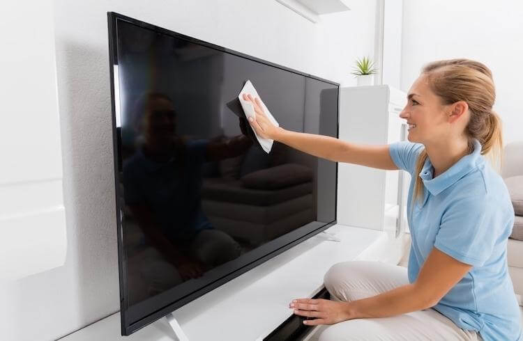 Чем протереть экран телевизора от разводов, пятен пальцев и пыли