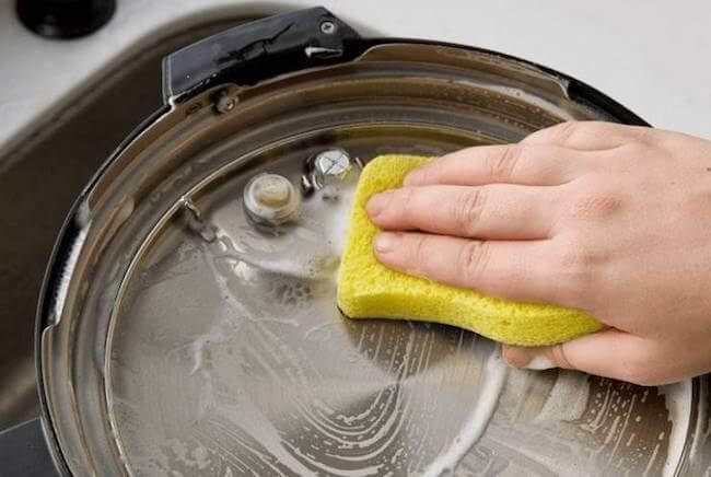 Как помыть мультиварку: Как быстро убрать жир, нагар и неприятный запах