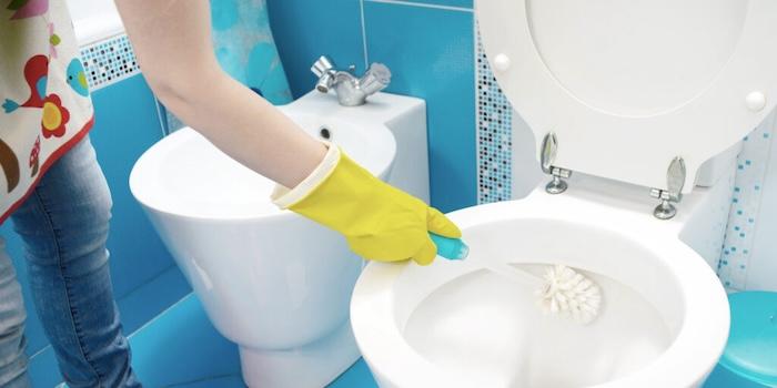 Эффективные методы очистки унитаза от известкового налета и мочевого камня в домашних условиях