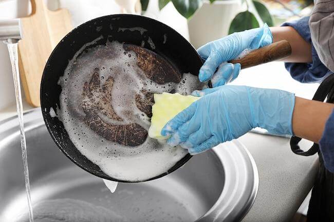 Как быстро и легко очистить сковороду в домашних условиях - способы удаление нагара для ленивых
