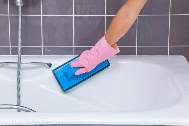 Как эффективно и безопасно отчистить ванну от загрязнений и накипи, используя доступные средства и простые методы ухода