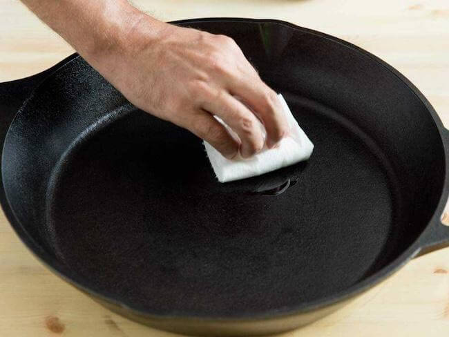 Как подготовить чугунную сковороду перед первым использованием